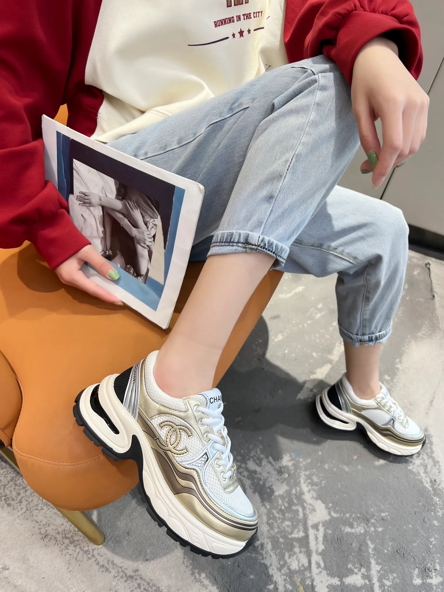 👟👟Ex-factory price 640👟👟 chanel Chanel early spring vacation series latest casual sports shoes silver white, gold white, silver gray, black and red! Incomparably beautiful and easy to wear, very light, the lining is also super soft, super comfortable, the upper is breathable, the color is high-end and durable, versatile. Upper: cowhide and cloth stitching. Inner: breathable mesh. Original foam combination outsole. Size: 35-40.